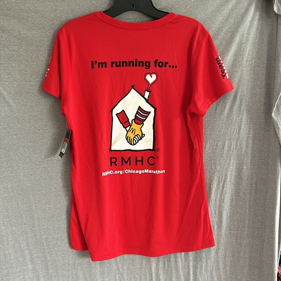 NWT. Women’s Nike fit-fit Chicago marathon Team RMHC running tee. Large. - Picture 5 of 6